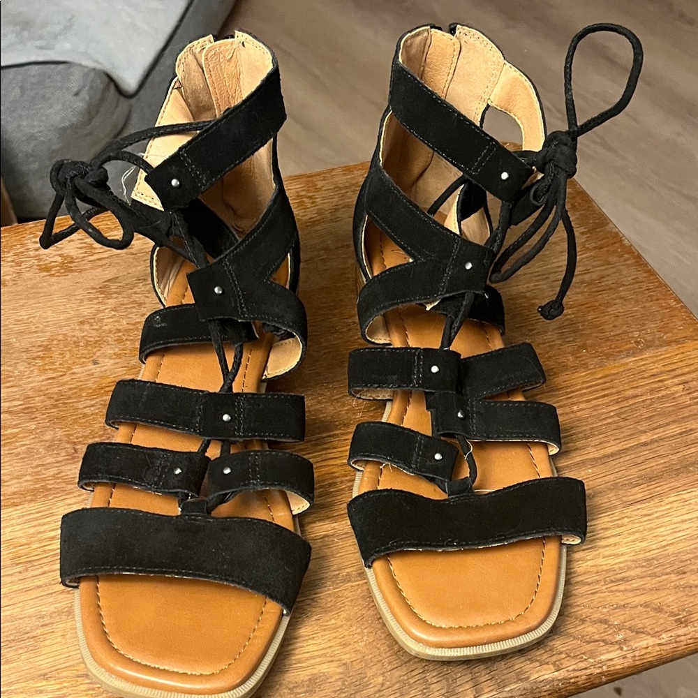Crown Vintage Black and Tan Strappy Sandals